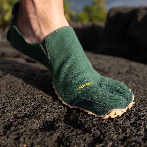 WALKING ON ASPHALT IN BAREFOOT SHOES